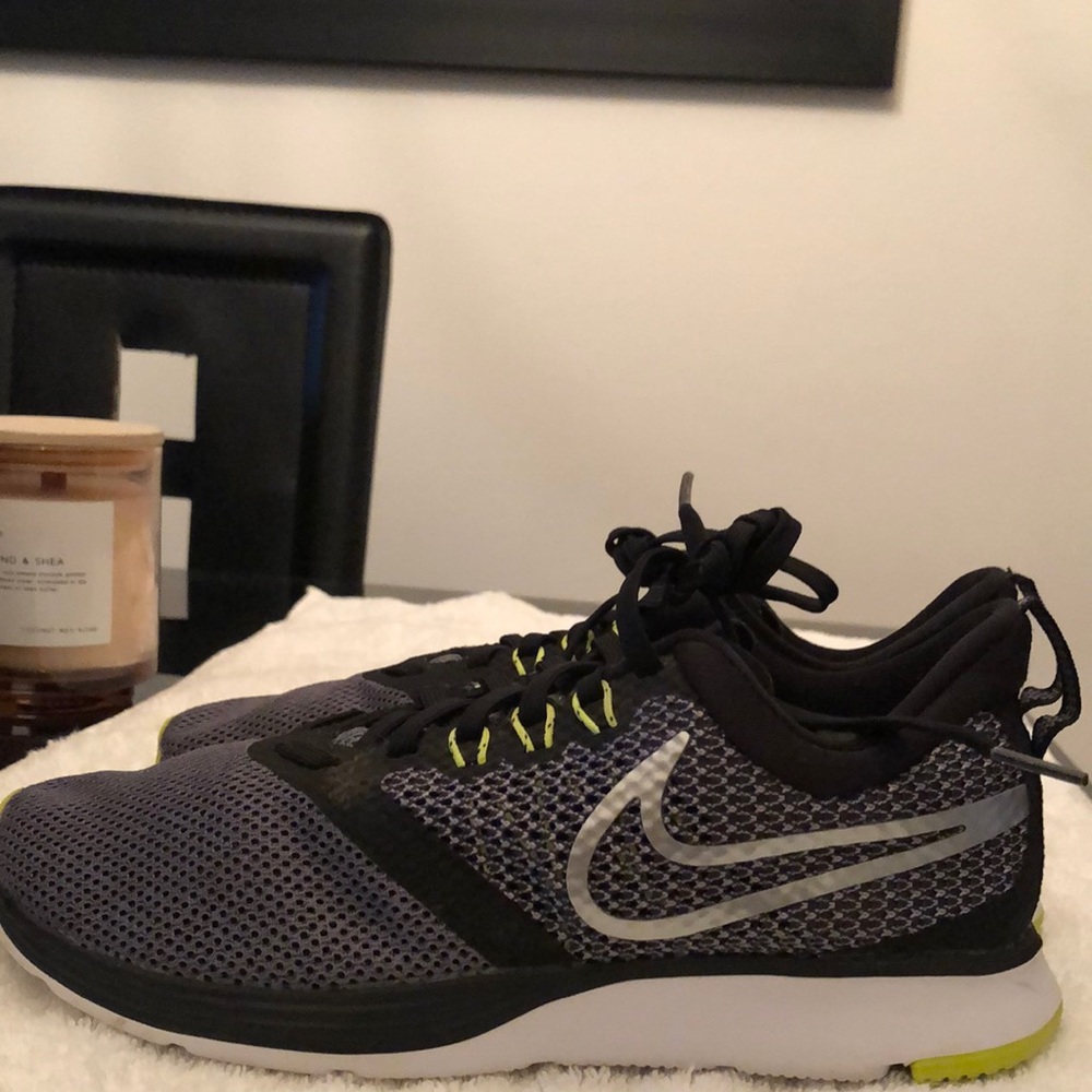 NIKE STRIKE SNEAKERS WOMENS SIZE 5Y